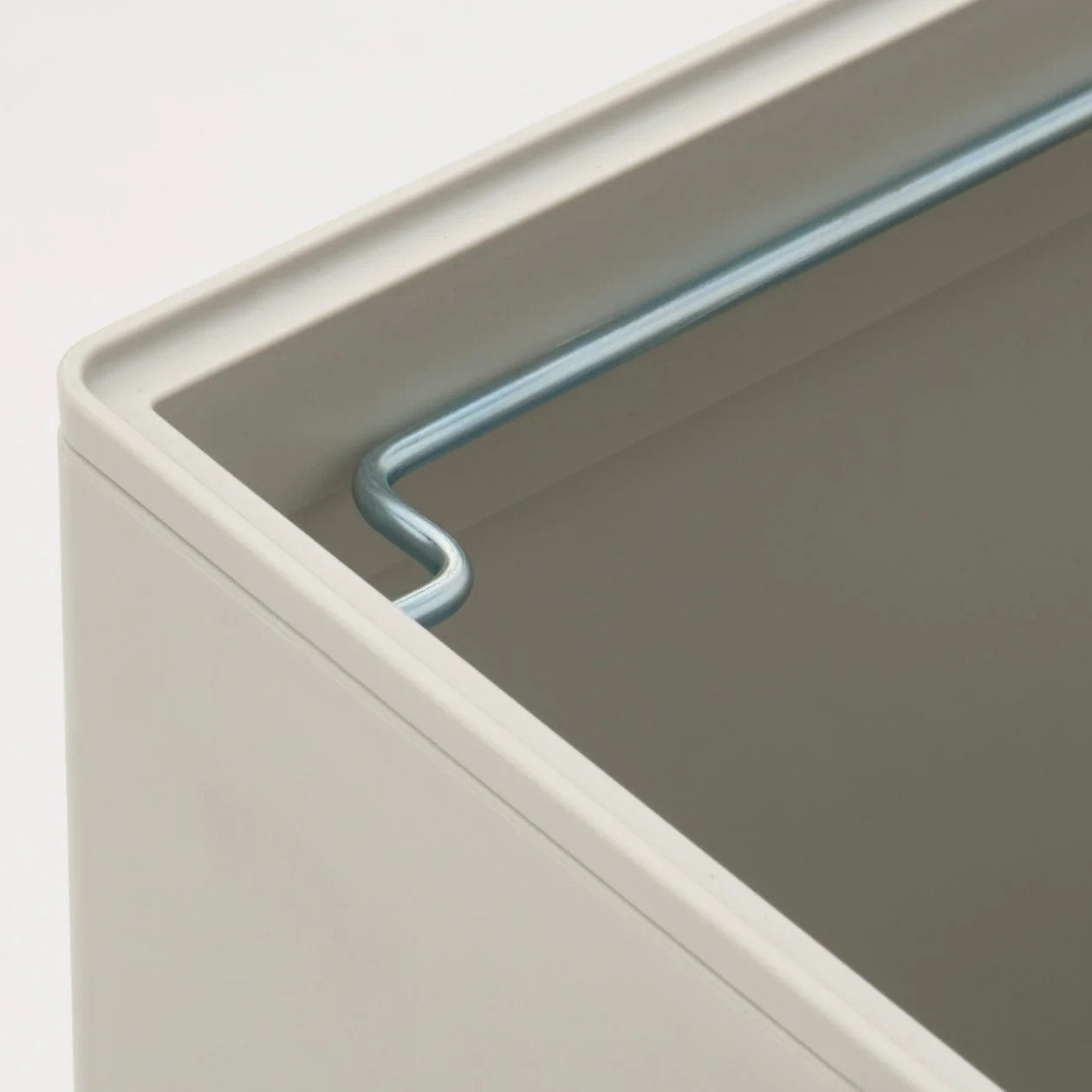 Polypropylene Dust Bin with Lid - 3 L - Image 3