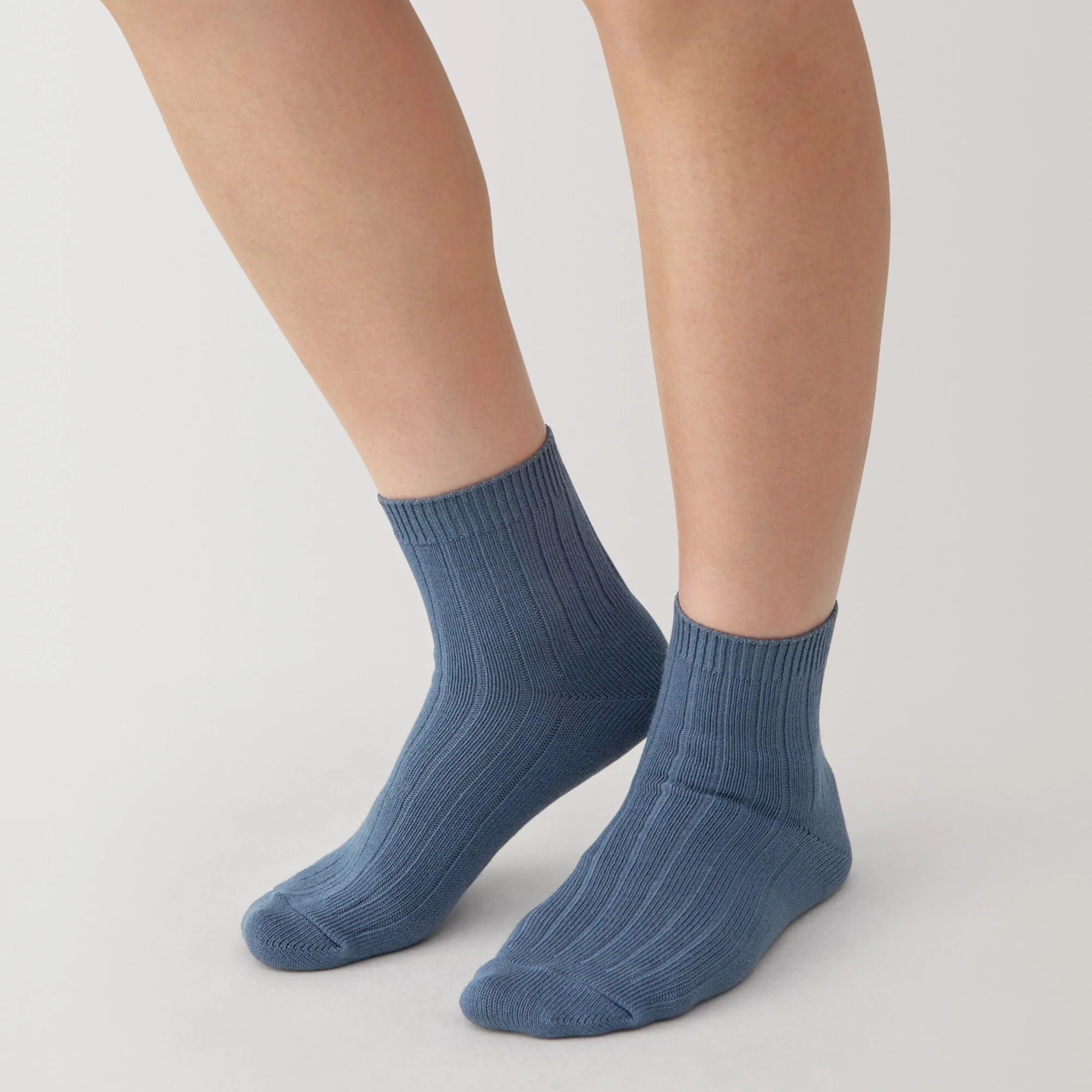Right Angle Loose Top Ribbed Short Socks - Image 12
