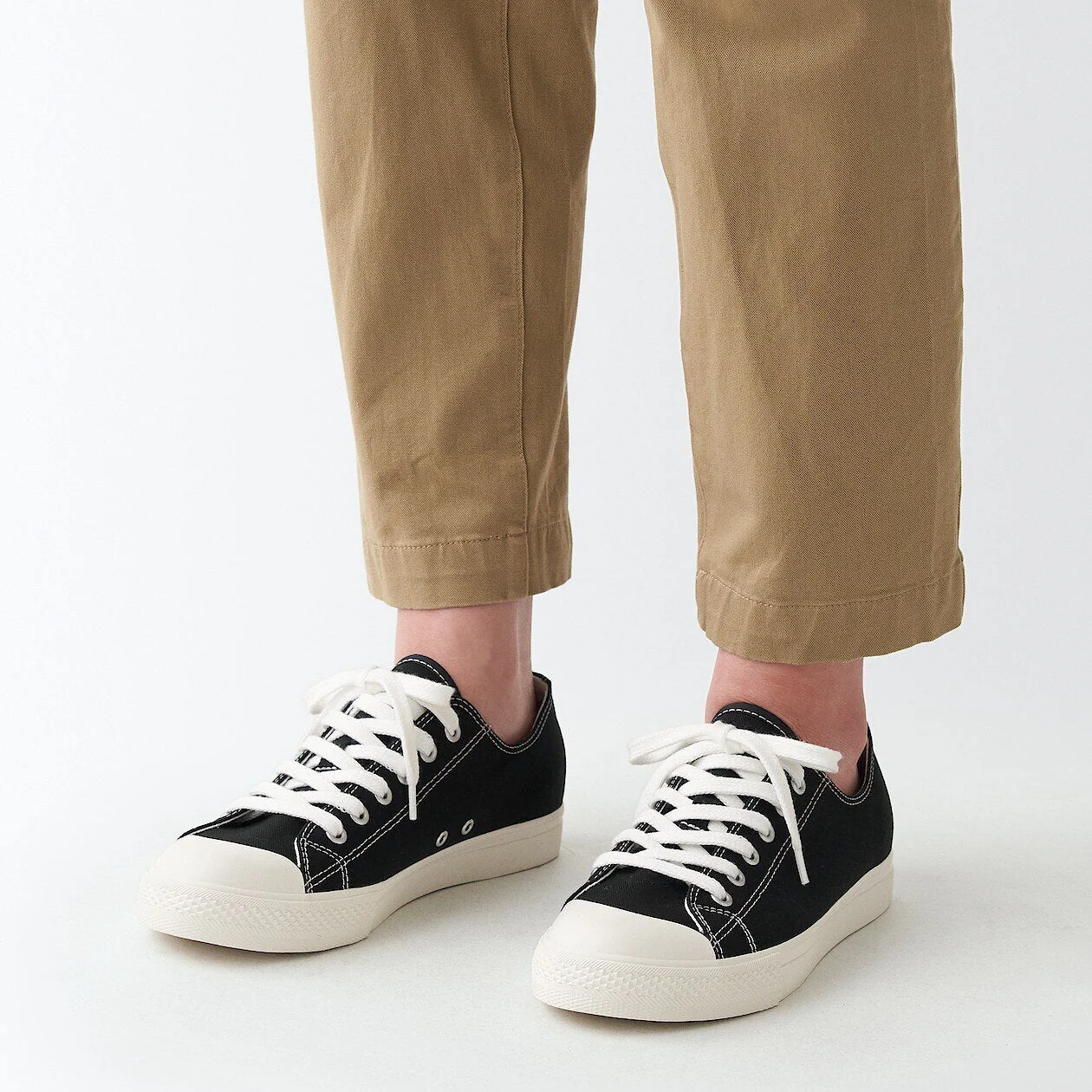 Water Repellent Cushioned Sneakers with Laces Black