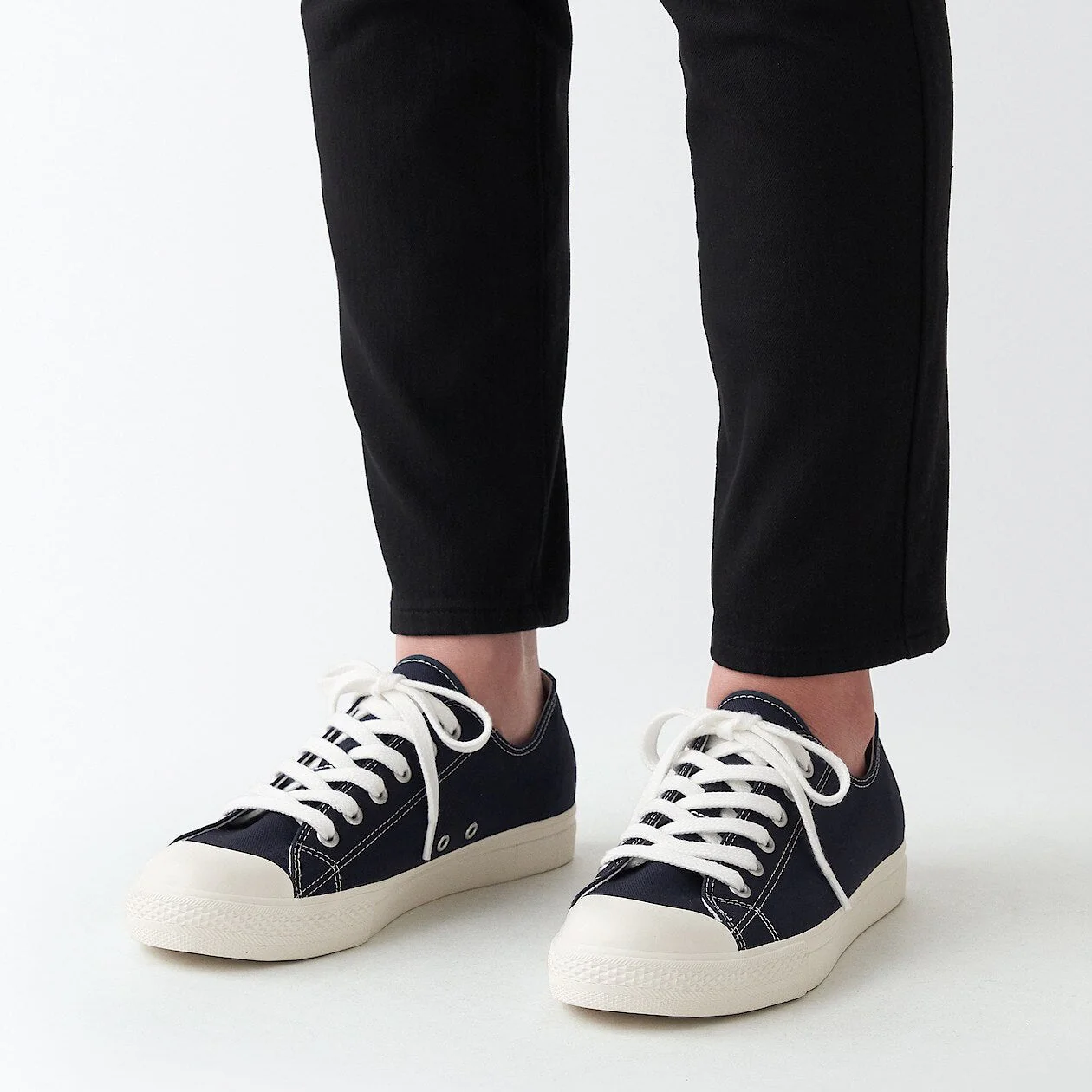 Water Repellent Cushioned Sneakers with Laces Navy